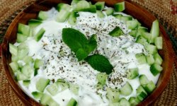 Рецепт огуречного салата с зеленью и йогуртом