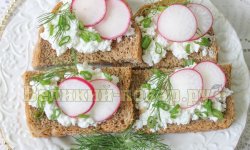 Закусочные бутерброды с творогом, редисом и зеленым луком
