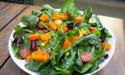 Витаминный салат из шпината и тыквенных семян