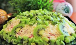 Праздничный салат «Нежный» (с курицей, сыром и киви)