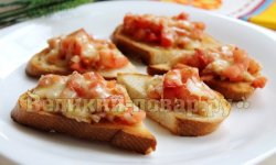 Брускетта с помидором, репчатым луком, чесноком, сыром и специями