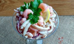 Постный салат с кальмарами и креветками