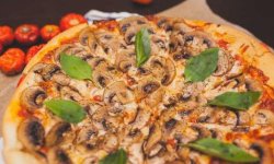 Пицца с моцареллой и грибами