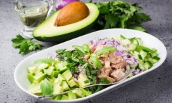Рыбный салат с нутом и авокадо