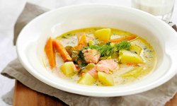 Рыбный суп с тунцом, овощами и зеленью