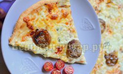 Пицца четыре сыра с вялеными сливами