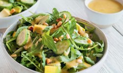 Легкий зеленый салат с кедровыми орешками и авокадо