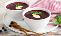 Новогодний суп из смородины с творожными клецками