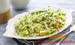 Зеленый салат с клюквенным соусом