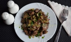 Жареная куриная печень с луком