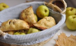 Творожные пирожки с яблочной начинкой
