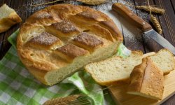 Домашний хлеб из пряных трав и пармезана