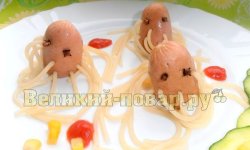Веселые осьминожки из сосисок и спагетти