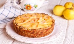 Яблочный пирог с орехами и маком