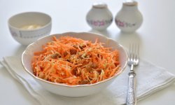 Диетический морковный салат с сухофруктами