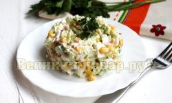 Салат с пекинской капустой, кукурузой, крабовыми палочками, огурцами и яйцом