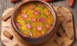 Испанский острый суп с копчеными колбасками
