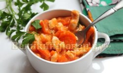 Кусочки куриного филе с подливой