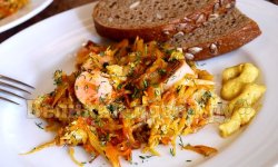 «Баварский ужин»: жареная капуста с сосисками и яйцом