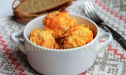 Мясные тефтели с капустой, тушенные в сметане с морковью