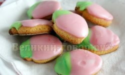 Праздничное печенье «Клубника» с разноцветной сахарной глазурью