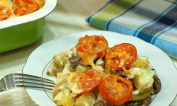 Запеченный картофель с томатами и грибами