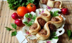 Праздничная закуска – мясо со слоеным тестом на шпажках