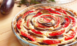 Открытый пирог с мясным фаршем, баклажанами и помидорами