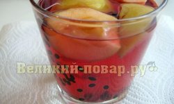 Компот из яблок, груш, черной смородины и вишни