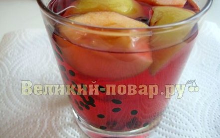 Компот из яблок, груш, черной смородины и вишни