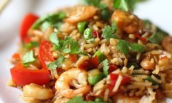 Рецепт плова из бурого риса с куриными яйцами и морепродуктами