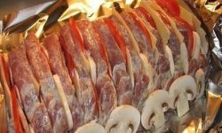 Фаршированное мясо-гармошка в пряном маринаде