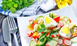 Лёгкий салат с крабовыми палочками