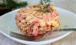 Салат с сухариками, помидорами, сыром и чесноком