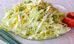 Салат из свежей капусты с кукурузой