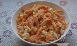 Салат из сырой моркови с яйцами и чесноком