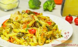 Макароны с овощами и куриной грудкой