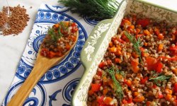 Ароматная гречка с базиликом и овощами в духовке