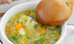Легкий овощной суп с луком-пореем