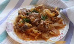 Тушеная капуста с куриной печенью