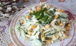 Весенний салат с капустой и кукурузой