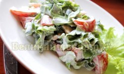 Салат из помидоров, зелёного лука и листьев салата со сметаной