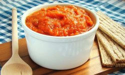 Пряный тыквенный соус с помидорами и орегано