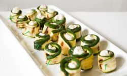Новогодняя закуска: кабачковые закусочные рулетики с зеленью и плавленым сыром